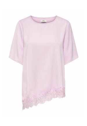 Világos rózsaszín rövid ujjú blúz kerek nyakkivágással és aszimmetrikus csipkés szegéllyel az alján.