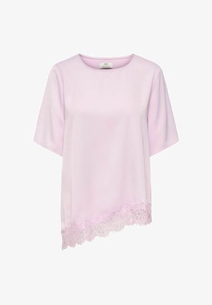 Világos rózsaszín rövid ujjú blúz kerek nyakkivágással és aszimmetrikus csipkés szegéllyel az alján.