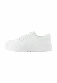 Sneakers bianche con una parte superiore a trama liscia, sei asole, lacci piatti e una suola in gomma spessa. Presentano sottili strisce laterali e una punta arrotondata.