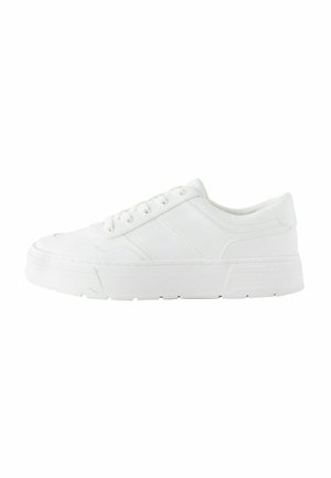 Weiße Sneaker mit glattem Obermaterial, sechs Ösen, flachen Schnürsenkeln und einer dicken Gummisohle. Mit dezenten Seitenstreifen und abgerundetem Zehenbereich.