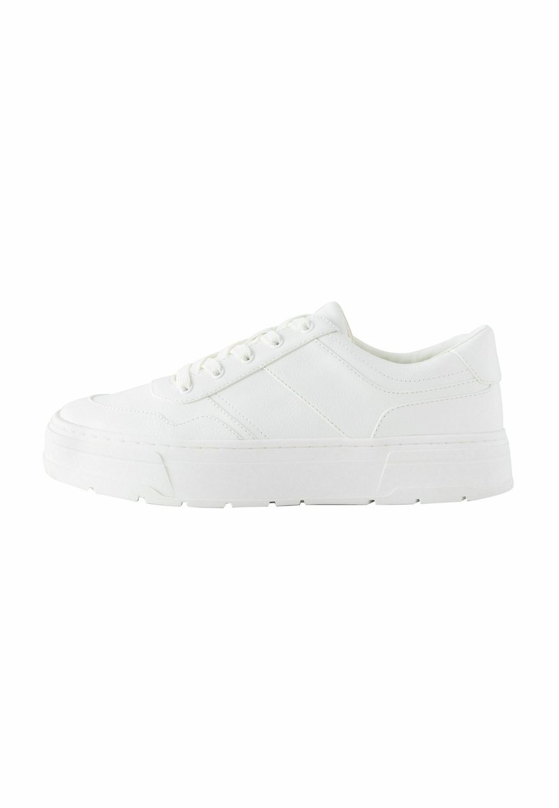 Sneakers bianche con una parte superiore a trama liscia, sei asole, lacci piatti e una suola in gomma spessa. Presentano sottili strisce laterali e una punta arrotondata.