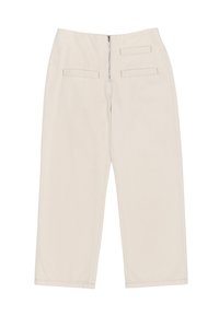 Pantalones de algodón anchos color beige con cintura a media altura, dos bolsillos traseros y un cierre de cremallera oculto en la parte posterior. Textura suave.