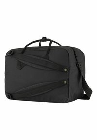 Črna duffel torba iz trpežnega materiala, pravokotne oblike, z dvema zgornjima ročajema in nastavljivimi naramnicami z gumbnimi detajli.