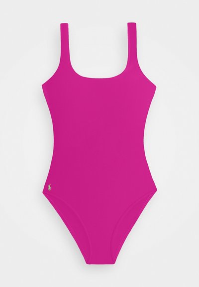 Ροζ, ολόσωμο μαγιό με τετράγωνη λαιμόκοψη και φαρδιές τιράντες. Διαθέτει μια μικρή πράσινη λεπτομέρεια λογότυπου στο ισχίο. Κατασκευασμένο από μαλακό, ελαστικό υλικό.