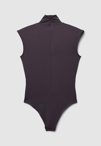 Bodysuit à col montant en tissu violet foncé, avec de larges emmanchures et une fermeture éclair au dos. Texture lisse et design moulant.