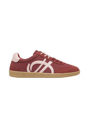 Niedriger roter Sneaker mit hellrosa Logo und Fersenlasche, beigen Schnürsenkeln und brauner Gummisohle, seitlich auf weißem Hintergrund gezeigt.