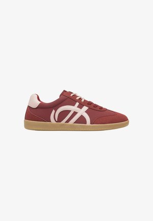 Sneaker rosso basso con logo rosa chiaro e linguetta sul tallone, lacci beige e suola in gomma, mostrata di profilo su sfondo bianco.