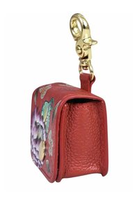 Rode leren tas met een verdiept bloemen- en vlinderontwerp, voorzien van een gouden hardware sluiting en een kleine, rechthoekige vorm.