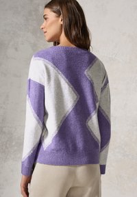 Maglione a fantasia viola e grigio, caratterizzato da forme geometriche, con polsini e orlo a coste, realizzato in morbido tessuto a maglia. Vista posteriore mostrata.