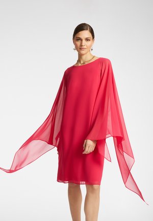 Rotes Chiffonkleid mit weiten, fließenden Ärmeln und einem runden Ausschnitt. Die glatte Textur fällt sanft bis zu einer Länge oberhalb des Knies.