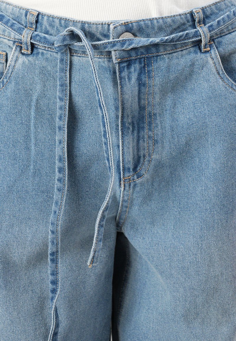 Lichtblauwe denim jeans met een trekkoord in de taille, een klassiek vijf-pocket ontwerp en een subtiele vervaagde textuur.