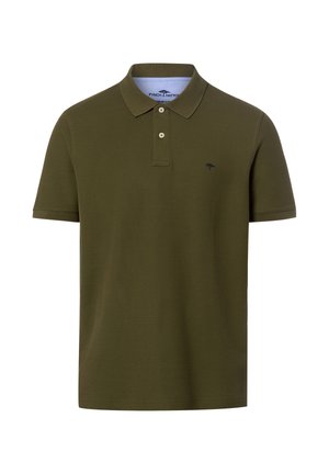 Oliwkowo-zielona koszulka polo z krótkim rękawem, dwuklapkowym zapięciem na guziki i małym ciemnym haftowanym logo na lewej piersi.