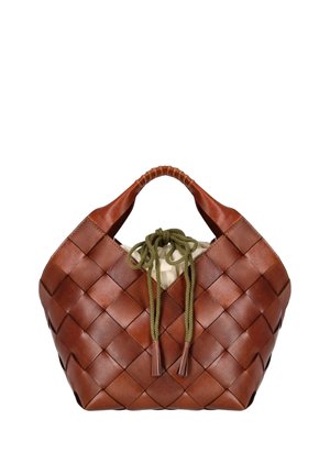 Borsa a mano in pelle intrecciata marrone con manici curvi e una pochette in tessuto color avorio legata all'interno con cordoncini verdi.
