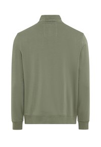 Olivgrüner Pullover mit langen Ärmeln und gerippten Bündchen sowie Saum, mit einem hohen Kragen und dezentem, geprägt fühlbarem Branding auf der Rückseite.