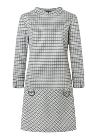 Langärmeliges, knielanges Kleid mit grauem und weißem Hahnentrittmuster und zwei Metallring-Details nahe der Taille.