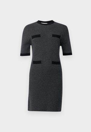 Kurzärmeliges Kleid aus dunkelgrauem Strickstoff. Mit schwarzen Akzenten und zwei schwarzen horizontalen taschenähnlichen Details auf der Vorderseite. Gerade Silhouette.