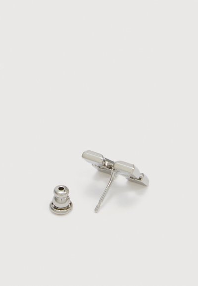 Μικρό ασημένιο σκουλαρίκι με καρφίδα και κλείσιμο πεταλούδα, εμφανίζεται ξεχωριστά σε λευκό φόντο.