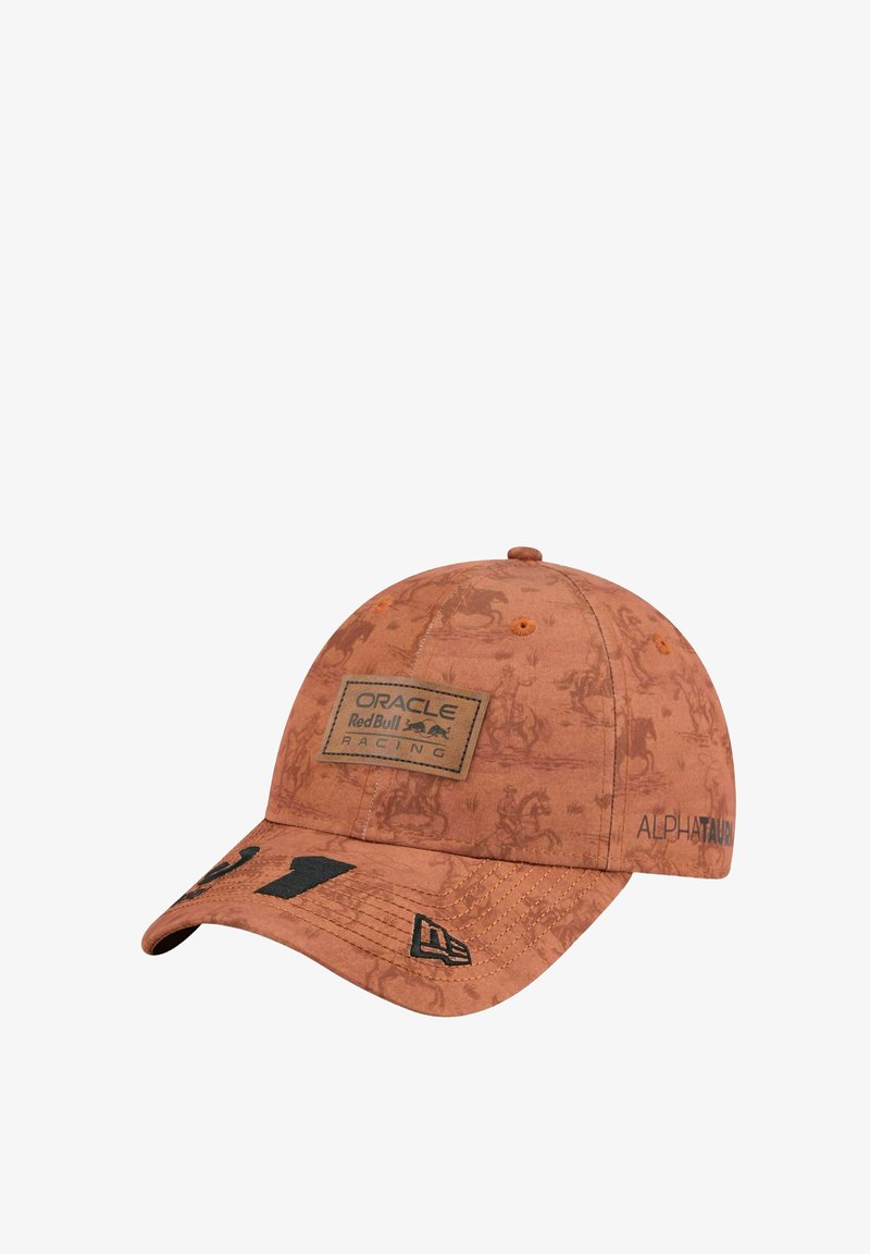 Casquette marron avec un motif texturé, des écussons de marque noirs et une fermeture ajustable. La visière incurvée et les accents brodés améliorent le design.