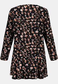 Svart långärmad tunika med ett spritt leopardmönster i brunt och rosa samt en lätt flare vid fållarna.