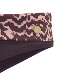 Bas de bikini avec une base violet foncé, arborant un motif abstrait rose. Décoré d'une étiquette logo circulaire dorée et de coutures contrastantes.