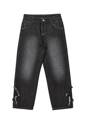Jeans neri sbiaditi a gamba dritta con strappi consumati vicino al fondo di entrambe le gambe e cuciture bianche lungo le cuciture.