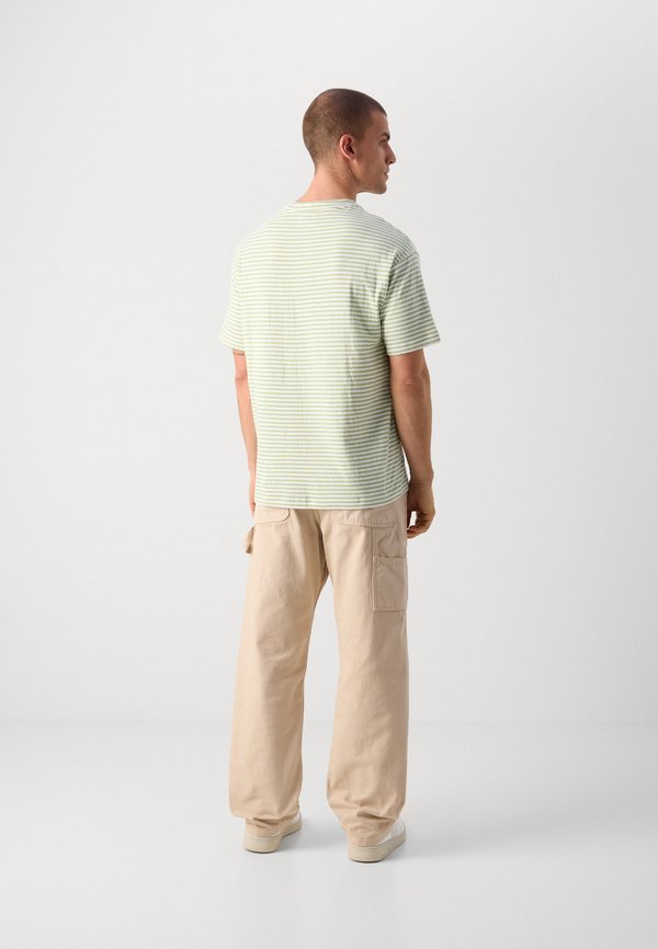 RELAXED FIT POCKET - Print T-shirt - pistachio4