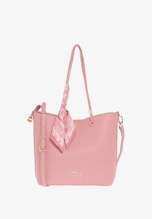 Borsa tote in ecopelle rosa con una superficie liscia, tracolla regolabile e manico intrecciato. Include un dettaglio di sciarpa abbinata e logo.
