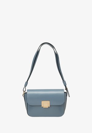 Sac à bandoulière en cuir bleu avec un rabat et un accent carré doré. Il possède une longue bandoulière réglable et une texture lisse.