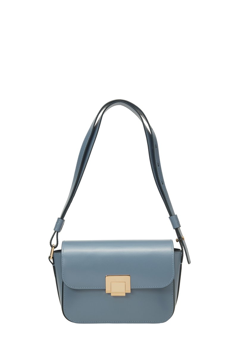 Sac à bandoulière en cuir bleu avec un rabat et un accent carré doré. Il possède une longue bandoulière réglable et une texture lisse.