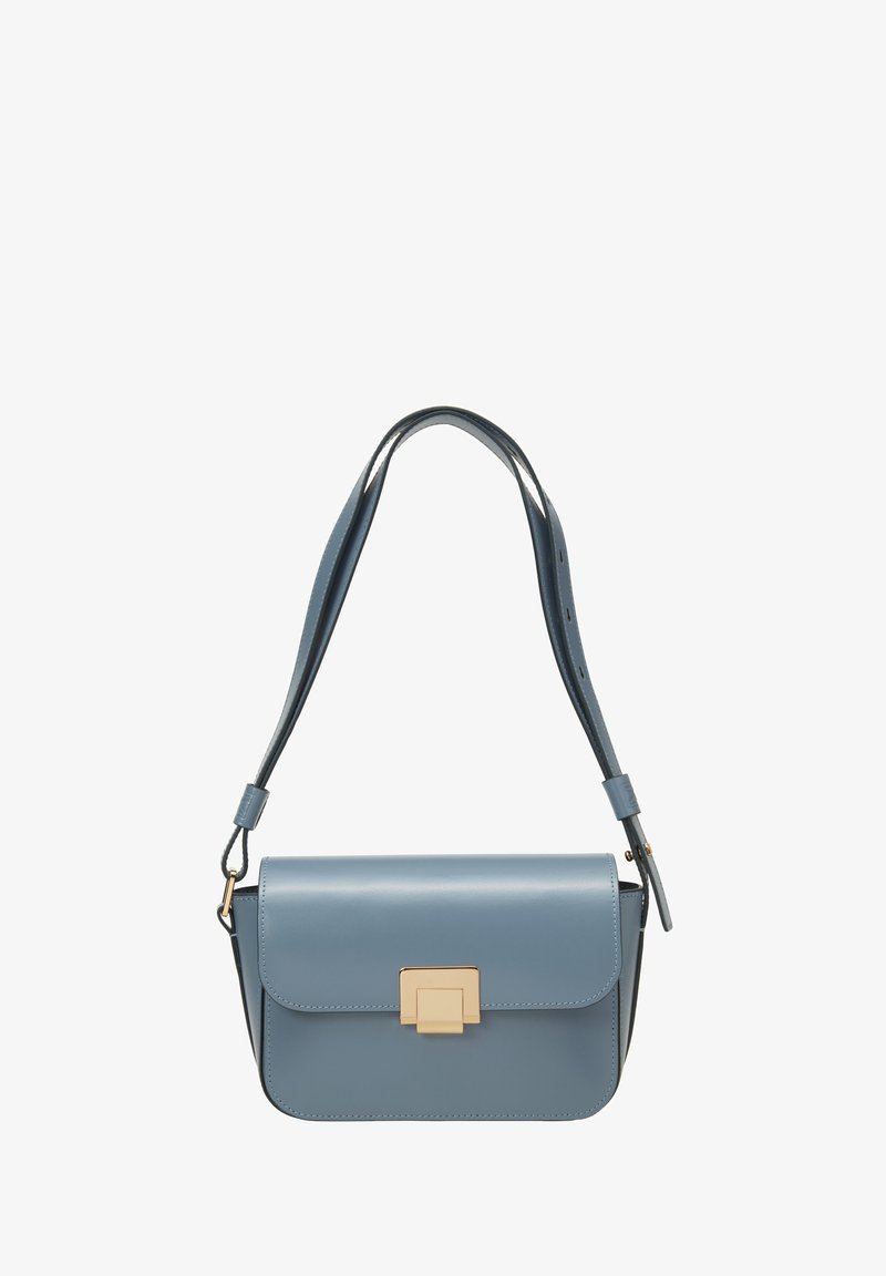 Sac à bandoulière en cuir bleu avec un rabat et un accent carré doré. Il possède une longue bandoulière réglable et une texture lisse.