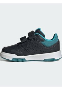 Sneaker nera in sintetico con accenti teal, design perforato, doppie cinghie in Velcro, suola intermedia bianca e suola esterna in gomma testurizzata.
