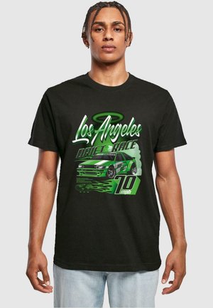 Sort bomulds t-shirt med et grønt grafisk design, der viser "Los Angeles Drift Race", en sportsvogn, flammer og tekst med "10 mph".