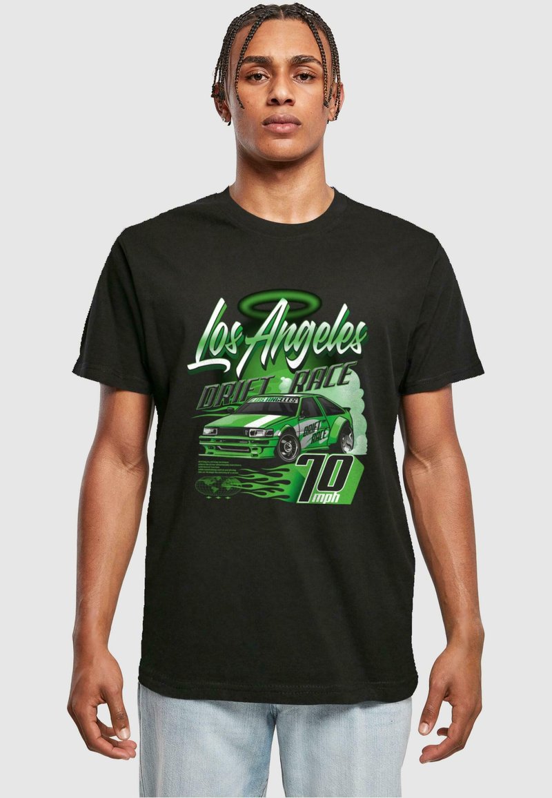 Čierne bavlnené tričko s grafikou v zelenej farbe, na ktorej je napísané "Los Angeles Drift Race", zobrazuje športové auto, plamene a text "10 mph".