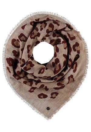 Écharpe carrée beige à motifs léopard marron, bords frangés, pliée en forme circulaire avec un petit bouton noir sur un coin.