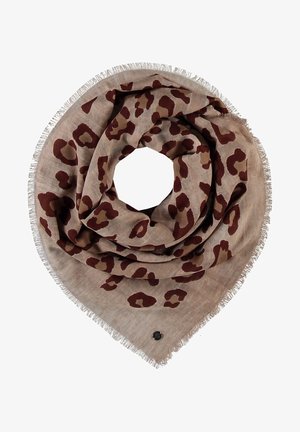 Écharpe carrée beige à motifs léopard marron, bords frangés, pliée en forme circulaire avec un petit bouton noir sur un coin.