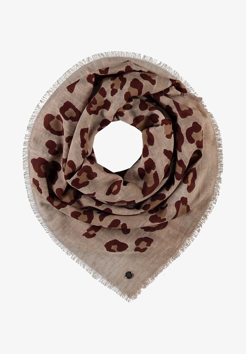 Écharpe carrée beige à motifs léopard marron, bords frangés, pliée en forme circulaire avec un petit bouton noir sur un coin.