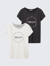 Dos camisetas: una blanca con un logo circular y texto, y la otra de color gris oscuro con el mismo diseño. Ambas tienen cuello redondo y mangas cortas.