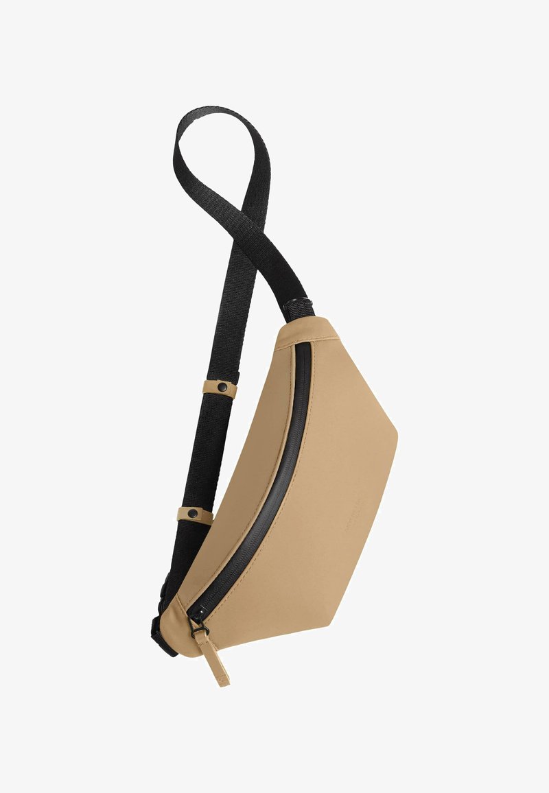 Borsa crossbody in pelle color beige con un design elegante e curvo. Dotata di una tracolla nera e chiusura con zip, mette in risalto texture lisce e hardware minimale.