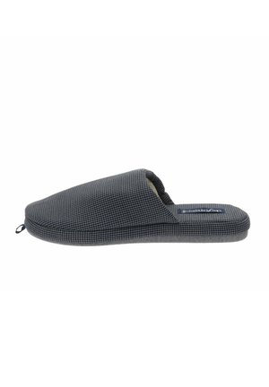 Zapatilla de tela a cuadros grises con una textura suave, abertura trasera y suela plana. Presenta una pestaña en bucle en el talón y una plantilla acolchada.
