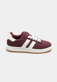 Sneaker di tessuto borgogna con strisce e dettagli bianchi, caratterizzato da una tomaia testurizzata, punta rotonda e suola in gomma bianca. I lacci sono bianchi.