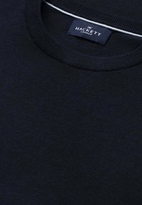 Granatowy sweter z okrągłym dekoltem z prążkowanym kołnierzem, z metką Hackett London wewnątrz przy szyi.