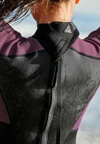 Pianka do nurkowania z czarnymi i purpurowymi panelami, gładką fakturą, tylnym zamkiem i trójkątnym logo na dekolcie.