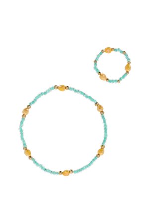 To perlearmbånd med turkis og guldfarvede perler, et større og et mindre, arrangeret separat på en hvid baggrund.