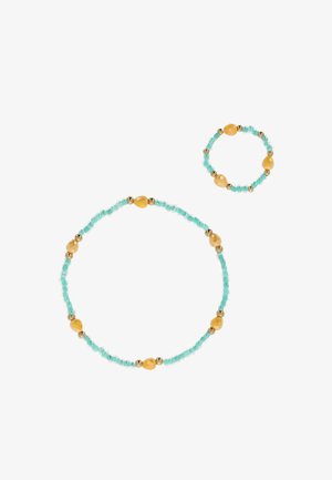Două brățări cu mărgele cu mărgele turcoaz și aurii, una mai mare și una mai mică, aranjate separat pe un fundal alb.