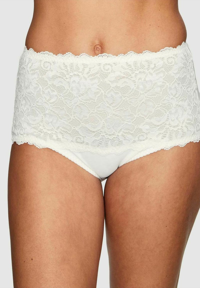 Vita spetsbyxor med hög midja, blommönster, scallopade kanter och en mjuk innervadding. Elastiskt midjeband för komfort och passform.