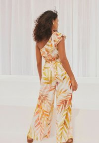 Next ONE SHOULDER RUFFLE - Kezeslábas - white pink floral