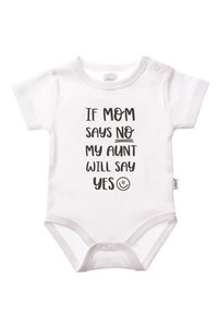 Weißer Baby-Body mit Druckknöpfen und schwarzem Text: "WENN MOM NEIN SAGT, WIRD MEINE TANTE JA SAGEN" mit einem Smiley-Icon.