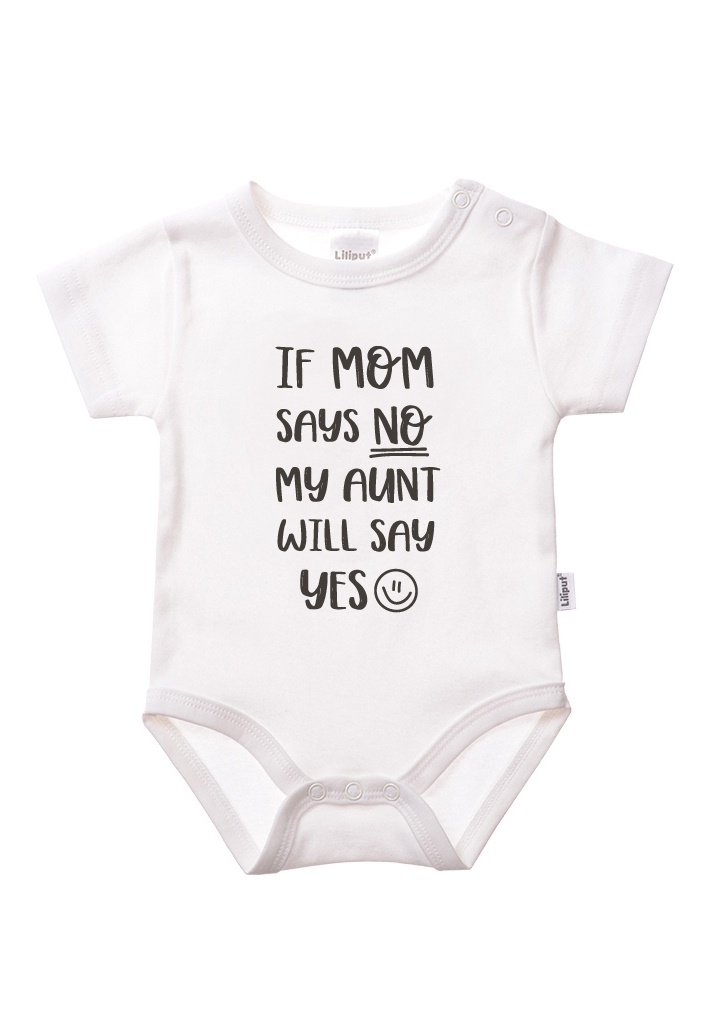 Weißer Baby-Body mit Druckknöpfen und schwarzem Text: "WENN MOM NEIN SAGT, WIRD MEINE TANTE JA SAGEN" mit einem Smiley-Icon.