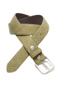 Groene textuurriem gemaakt van een suede-achtig materiaal, met een zilveren metalen gesp en twee zilveren studs voor aanpassing.