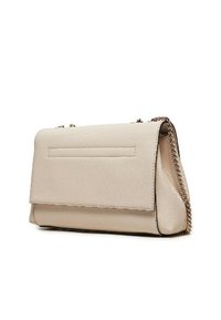 Borsa a tracolla sintetica beige con una texture liscia, dotata di una patta ripiegabile, dettagli in catena e una forma rettangolare elegante.